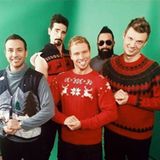 Schwiegermutters Lieblinge: Grobe Strick-Weihnachtspullis und ein breites Grinsen im Gesicht - fertig ist das Weihnachts-Gruppenfoto der Backstreet Boys.