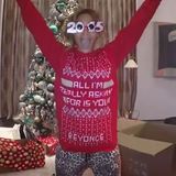Pop-Diva Beyoncé hat ihren ganz persönlichen Weihnachtspullover in dessen Muster sogar ihr Name eingestrickt wurde.