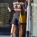 Oben kuschelig warm, unten luftig leicht: Liberty Ross kombiniert ihre Strickjacke zu Minirock und hohen Stiefeletten.