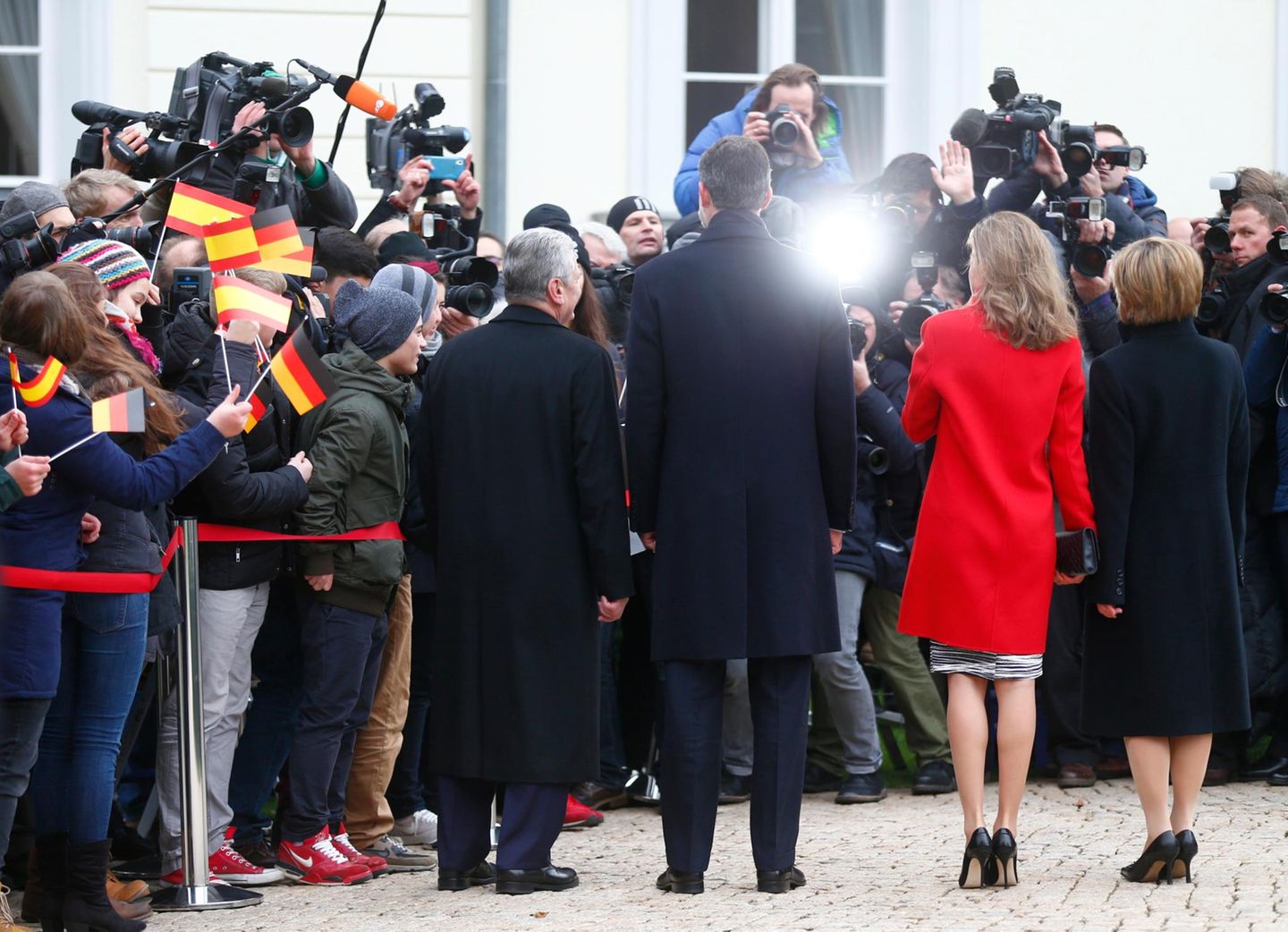 Das spanische Königspaar posiert für die angetretenen Fotografen und Schaulustigen gemeinsam mit Bundespräsident Joachim Gauck und Daniela Schadt.