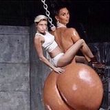 Cara Delevingne erlaubt sich einen Spaß mit Kim Kardashian und Miley Cyrus. Beide Stars haben in letzter Zeit mit viel Körpereinsatz auf sich aufmerksam gemacht.