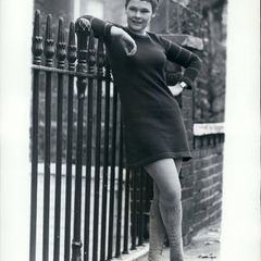 Judi Dench wird am 9. Dezember 1934 in York, England, als jüngstes von vier Kinden geboren und entwickelt sich zu einer der größten Schauspielerinnen.