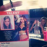Supermodel Karlie Kloss teilt mit ihren Fans dieses niedliche Bild. Auf ihrem Ausweis für die Show klebt ein altes Foto von ihrer allerersten Show für Victoria's Secret, wie sie verrät.