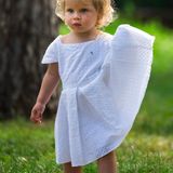 23. Juli 2016  Celeste schaut dem Treiben gebannt zu. Zuckersüß sieht die Kleine in ihrem weißen Kleidchen aus.