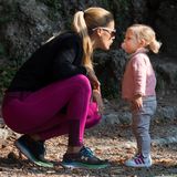 26. September 2016  Auf dem Spielplatz guckt Celeste ihre Mama Michelle Hunziker etwas skeptisch an. Schließlich gibt es aber doch noch ein Küsschen.