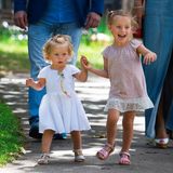 23. Juli 2016  Sole freut sich riesig, dass es zum Spielplatz geht, und nimmt ihre kleine Schwester an die Hand.