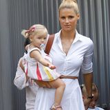 8. September 2016   Michelle Hunziker erzieht ihre Kinder bilingual und Sole kommt auf eine deutsche Schule. Noch versteckt sich Sole hinter Mamas Rock, aber das ändert sich gleich.