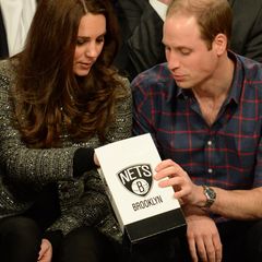 Beim Basketballspiel knabbern Kate und William gemeinsam Popcorn.
