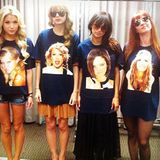 Auch Taylor Swift zieht mit und macht es Miley Cyrus gleich. Sie nimmt das Ganz jedoch mit Selbstironie und posiert inmitten anderer "Selbstporträt-Shirts".