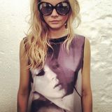 Eine weitere Hommage an Kate Moss kann man auch am Körper von Cara Delevingne finden. Kein Wunder, schließlich wird Cara auf dem Modemarkt als die "neue Moss" gehandelt.