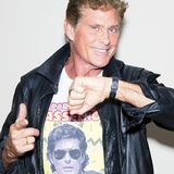 K.I.T.T. bitte kommen: Erneut stellt David Hasselhoff mit einem "Party Your Hasselhoff"-Shirt seinen Humor unter Beweis. Mit derber Lederjacke und dem auffälligen Gürtel sieht der Schauspieler fast aus wie in seinen besten "Knight Rider"-Zeiten.