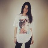 Die zwei verbindet nicht nur eine Freundschaft, sondern offensichtlich auch die Vorliebe, ein "Miley-Shirt" zu tragen. Mit dem Cover des "Love"-Magazins auf der Brust posiert Kendall Jenner vor der Kamera.