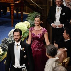 Prinz Carl Philip, seine Verlobte Sofia Hellqvist und Chris O'Neill kommen zu ihren Sitzplätzen im Parkett. Dahinter folgt (nicht im Bild) Prinzessin Madeleine.