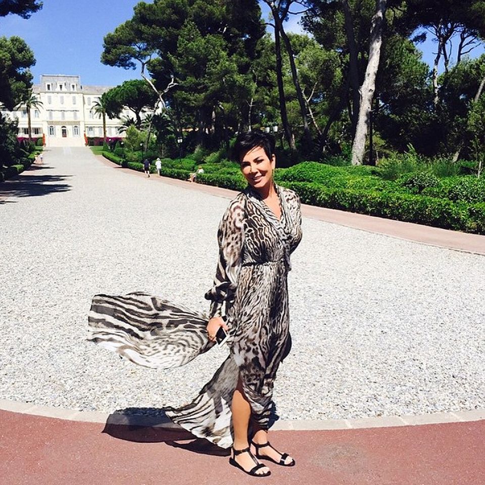Das Leo-Print-Kleid, das Kris Jenner sich für eine Party in Cannes ausgesucht hat kommt Ihnen bekannt vor? Uns nämlich auch...