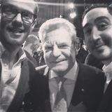 4. April 2014: Joko Winterscheidt twittert vom diesjährigen Grimme-Preis ein Selfie mit Bundespräsident Joachim Gauck und Eko Fresh.