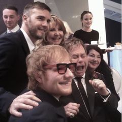 Elton John die Brille klauen? Das traut sich nur Ed Sheeran. Auf dem Gruppenfoto zieht der Bräutigam eine Schnute, Sheeran scheint's zu freuen und Gary Barlow setzt im Hintergrund das schillernde Popstar-Lächeln auf.