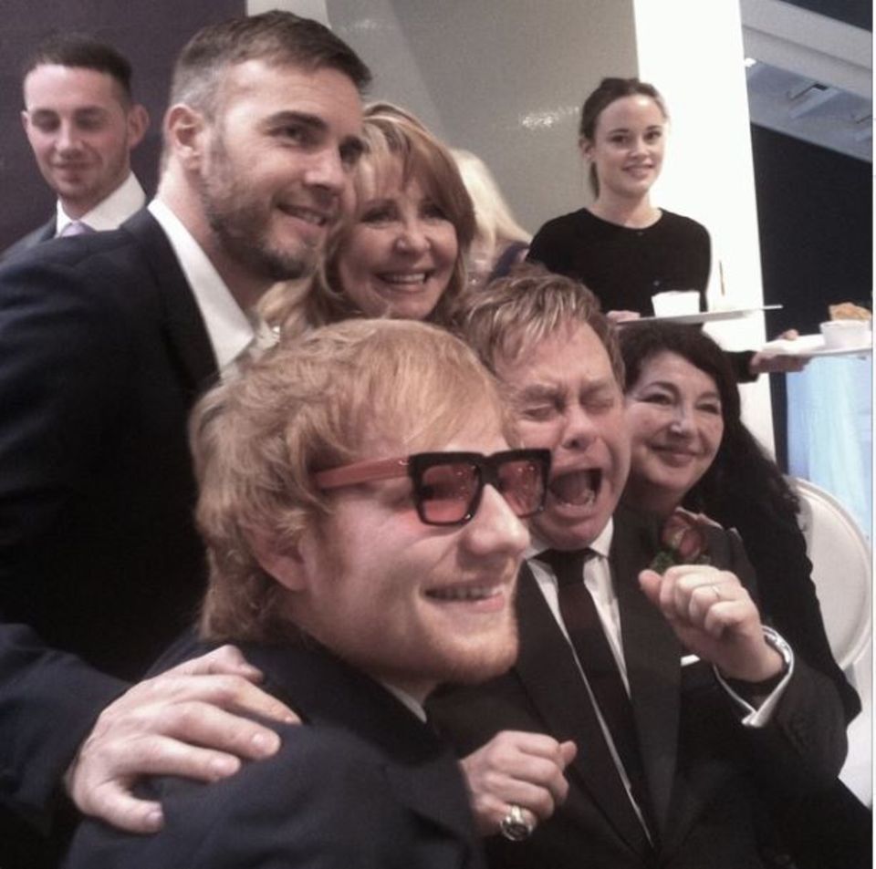 Elton John die Brille klauen? Das traut sich nur Ed Sheeran. Auf dem Gruppenfoto zieht der Bräutigam eine Schnute, Sheeran scheint's zu freuen und Gary Barlow setzt im Hintergrund das schillernde Popstar-Lächeln auf. Elton John die Brille klauen? Das traut sich nur Ed Sheeran. Auf dem Gruppenfoto zieht der Bräutigam eine Schnute, Sheeran scheint's zu freuen und Gary Barlow setzt im Hintergrund das schillernde Popstar-Lächeln auf.