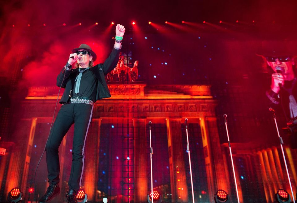 9. November 2014: In Berlin wird der 25. Jahrestag des Mauerfalls gefeiert. Stars wie Udo Lindenberg treten beim Bürgerfest vor dem Brandenburger Tor auf. 9. November 2014: In Berlin wird der 25. Jahrestag des Mauerfalls gefeiert. Stars wie Udo Lindenberg treten beim Bürgerfest vor dem Brandenburger Tor auf.