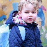 Mini-Styler Prinz George hat mit seinem Outfit am ersten Tag im Kindergarten sämtlich Herzen erwärmt. Die gesteppte Jacke mit braunen Cord-Flicken stammt aus dem Kaufhaus John Lewis, kostet umgerechnet nur knapp 40 Euro - und ist leider schon längst nicht mehr verfügbar.