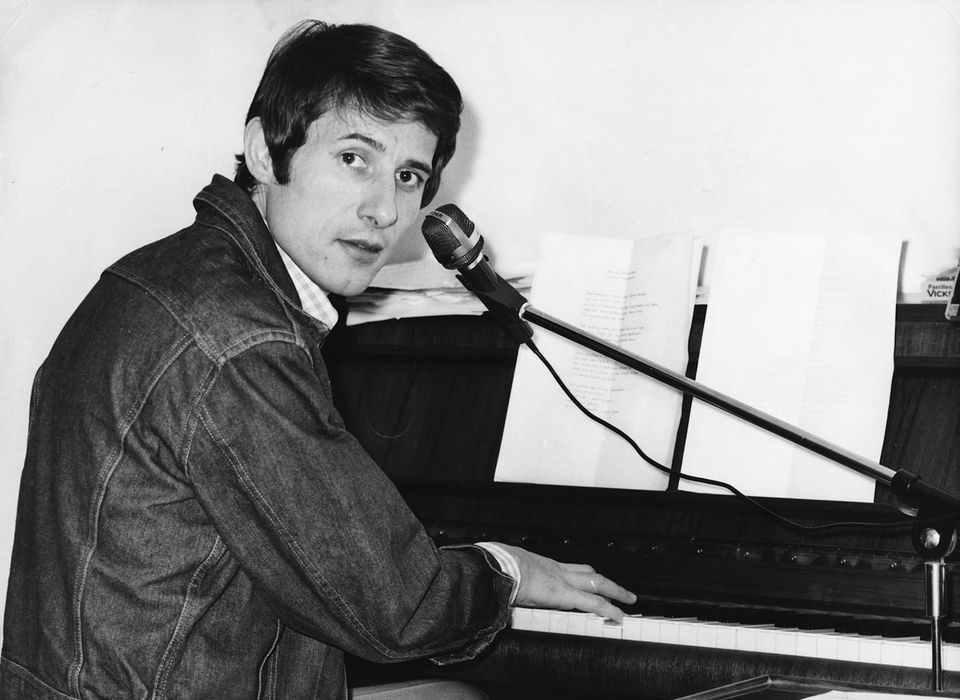 21. Januar 1967 Auch vor seinem Sieg beim 11. "Grand Prix Eurovision de la Chanson Européenne" ist Udo Jürgens sehr erfolgreich. Seine erste internationale "Goldene Schallplatte" erhält der Künstler bereits 1965 mit "Walk Away". 21. Januar 1967 Auch vor seinem Sieg beim 11. "Grand Prix Eurovision de la Chanson Européenne" ist Udo Jürgens sehr erfolgreich. Seine erste internationale "Goldene Schallplatte" erhält der Künstler bereits 1965 mit "Walk Away".