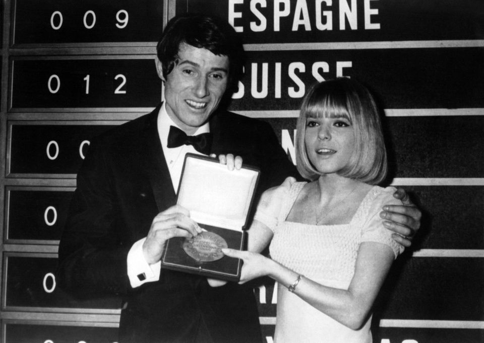 5. März 1966 Mit dem Lied "Merci, Chérie" gewinnt Udo Jürgens 1966 für Österreich den "Eurovision Song Contest" (im Bild mit Vorjahressiegerin France Gall). Es ist bereits seine dritte Teilnahme am Wettbewerb und sein internationaler Durchbruch. 5. März 1966 Mit dem Lied "Merci, Chérie" gewinnt Udo Jürgens 1966 für Österreich den "Eurovision Song Contest" (im Bild mit Vorjahressiegerin France Gall). Es ist bereits seine dritte Teilnahme am Wettbewerb und sein internationaler Durchbruch.
