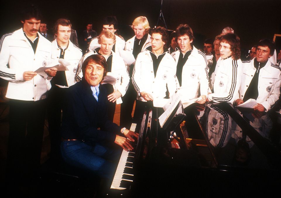 15. Januar 1978 Vor der WM in Argentinien nimmt Udo Jürgens mit der deutschen Fußballnationalmannschaft das Lied "Buenos Dias Argentina" auf. 15. Januar 1978 Vor der WM in Argentinien nimmt Udo Jürgens mit der deutschen Fußballnationalmannschaft das Lied "Buenos Dias Argentina" auf.