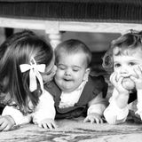 1982  Küsschen für die kleine Schwester: Prinzessin Victoria, Prinzessin Madeleine und Prinz Carl Philip beim weihnachten Fototermin im königlichen Schloss.