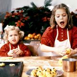 1984  Die zweijährige Prinzessin Madeleine scheint mit dem Weihnachten-Backprogramm nicht ganz so zufrieden zu sein wie ihre siebenjährige Schwester Victoria.