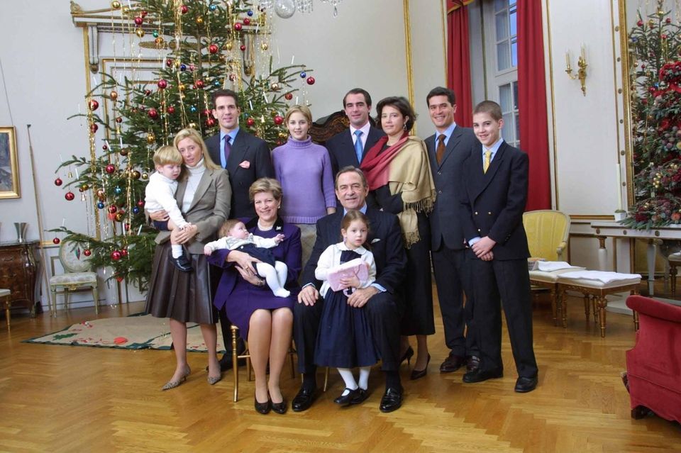 2000  Griechenlands Königsfamilie feiert Weihnachten mit den dänischen Verwandten von Königin Anne Marie. Vor dem Tannenbaum in Schloss Amalienborg versammelt haben sich (v.l.) Prinzessin Marie-Chantal, Prinz Pavlos, Prinzessin Theodora, Prinz Nikolaos, Prinzessin Alexia und ihr Ehemann Carlos Morales und Prinz Philippos sowie drei königliche Enkelkinder.
