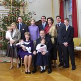 2000  Griechenlands Königsfamilie feiert Weihnachten mit den dänischen Verwandten von Königin Anne Marie. Vor dem Tannenbaum in Schloss Amalienborg versammelt haben sich (v.l.) Prinzessin Marie-Chantal, Prinz Pavlos, Prinzessin Theodora, Prinz Nikolaos, Prinzessin Alexia und ihr Ehemann Carlos Morales und Prinz Philippos sowie drei königliche Enkelkinder.