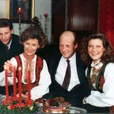 1996  Weihnachtsstimmung im norwegischen Königshaus: König Harald und Königin Sonja sitzen mit ihren beiden Kindern Märtha Louise und Haakon zusammen vor dem Adventskranz.