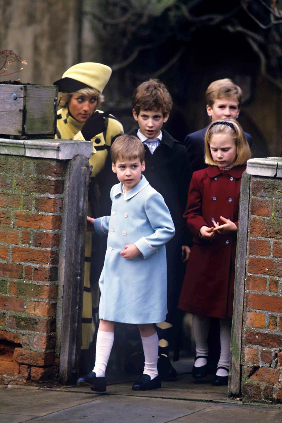 1987  Ein gemeinsamer Gottesdienstbesuch ist bei den Windsors Tradition. Der fünfjährige Prinz William kommt am 25. Dezember aus der "St. Georges"-Kapelle. Ihm folgen seine Cousine Zara Phillips, sein Cousin Peter Phillips, Lord Frederick Windsor und seine Mutter Prinzessin Diana.