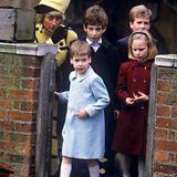 1987  Ein gemeinsamer Gottesdienstbesuch ist bei den Windsors Tradition. Der fünfjährige Prinz William kommt am 25. Dezember aus der "St. Georges"-Kapelle. Ihm folgen seine Cousine Zara Phillips, sein Cousin Peter Phillips, Lord Frederick Windsor und seine Mutter Prinzessin Diana.