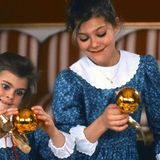 1988  Prinzessin Madeleine und Prinzessin Victoria steht der Sinn beim weihnachtlichen Fototermin mit den glänzenden Christbaumkugeln wohl nicht nach einem prinzessinnenhaften Lächeln. Sie schneiden lieber Grimassen.