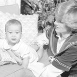 1982  Prinz William ist knapp sechs Monate als, als er seinen ersten weihnachtlichen Fototermin im "Kensington Palace" absolviert. Er schaut ein wenig skeptisch in die Kamera.