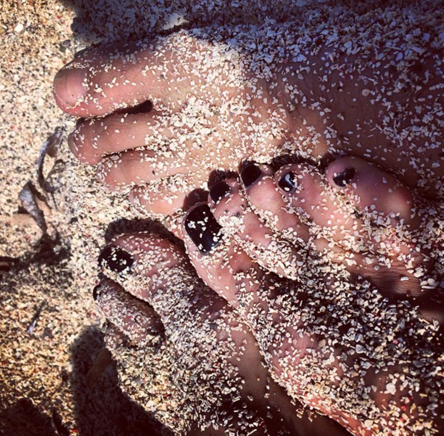 Macht Heidi Klum gerade mit ihrem Vito Urlaub am Strand? Zu diesem Foto schreibt sie: "Ein unglaubliches Jahr geht zu Ende. Wünsche allen ein frohes und gesundes 2015."