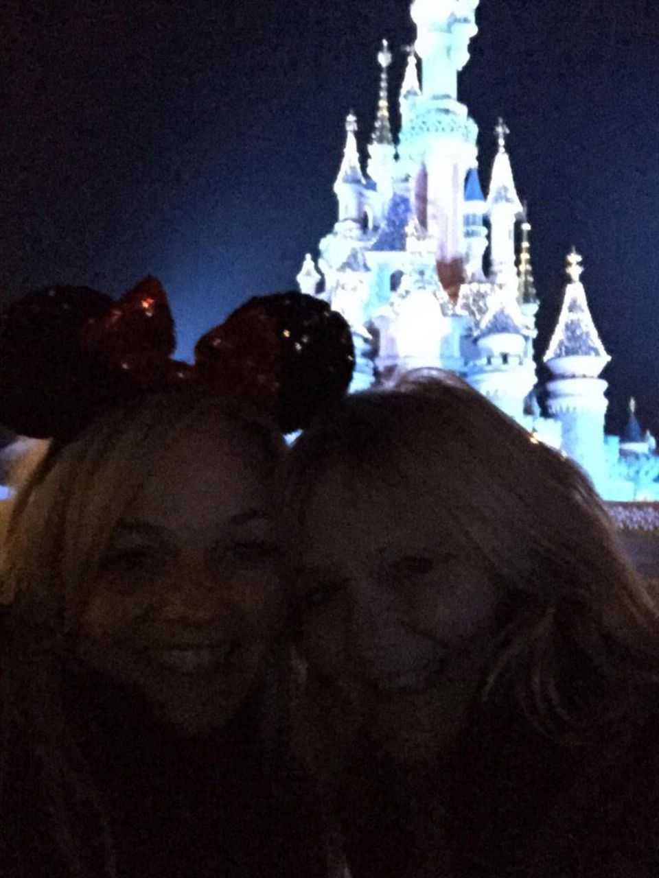 Emma Bunton feiert mit ihrer Mutter Pauline Silvester in Disneyland.