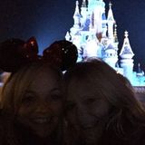 Emma Bunton feiert mit ihrer Mutter Pauline Silvester in Disneyland.