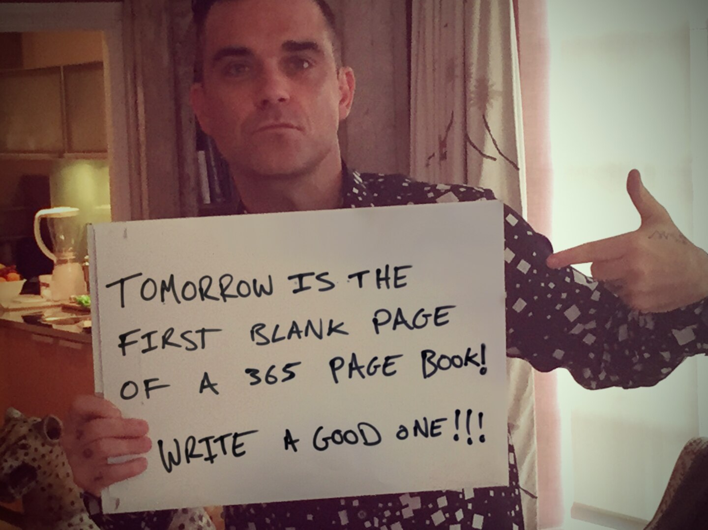 Robbie Williams schreibt an Silvester: "Morgen ist die erste leere Seite eines 365-Seiten-Buches. Macht was Gutes draus!"