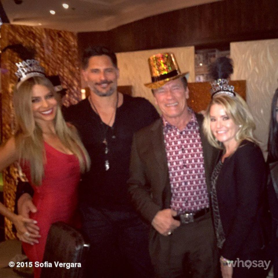 Die Frischverlobten Sofia Vergara und Joea Manganiello feiern gemeinsam mit Arnold Schwarzenegger und seienr Freundin Heather Milligan ins neue Jahr.
