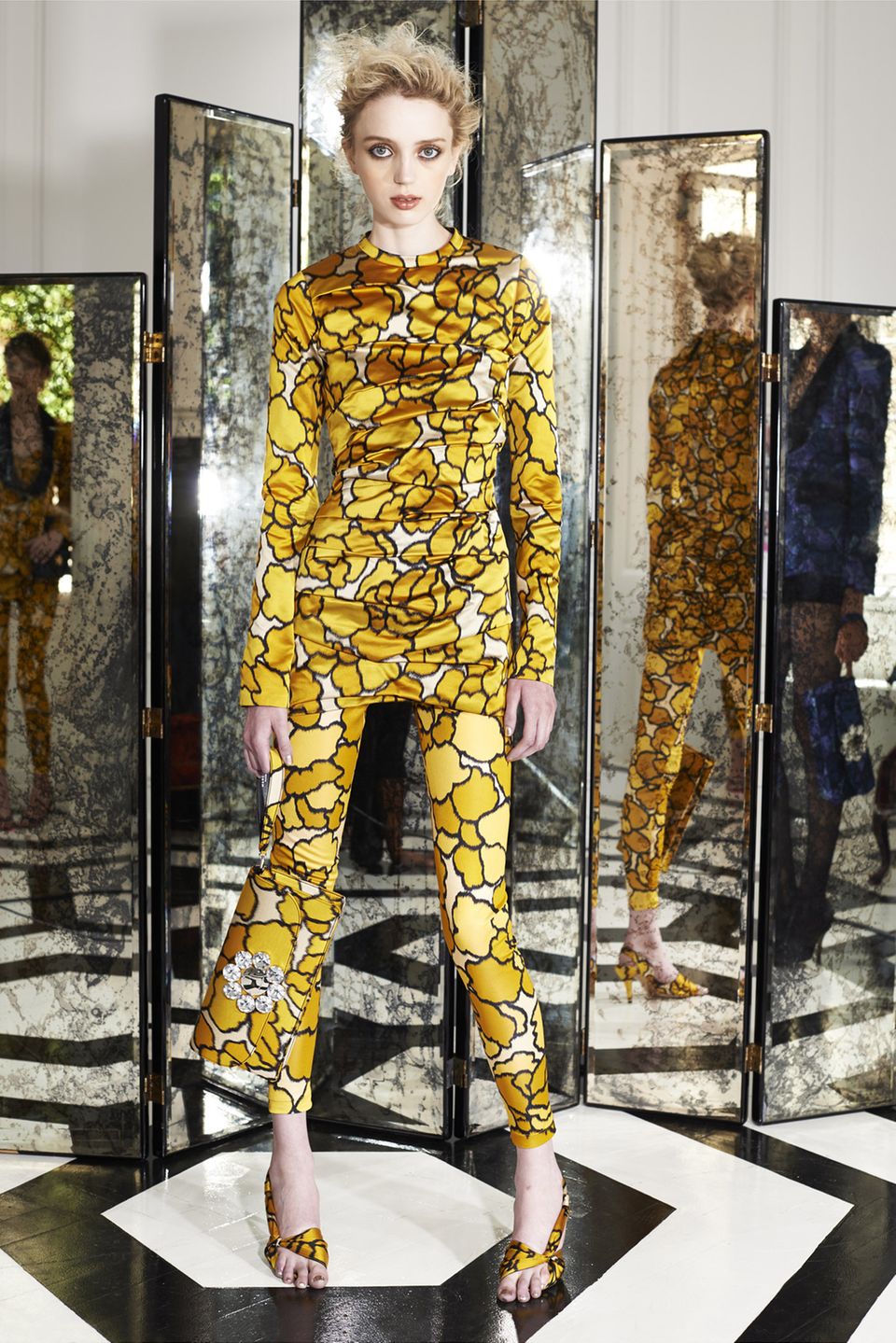 Kombi Anzüge im Head-to-Toe-Print sind das coolste Statement zum Start in die Saison. Siebzigerjahre-Prints, elegantere Formen, cool gemusterte und lässig geschnittene Sport-Looks: Streetstyle-Erfolge sind Ihnen mit diesen ultrastarken Looks sicher! Scharfe Sache: Currygelber Print auf glänzendem Satin kommt von Marc Jacobs Kombi Anzüge im Head-to-Toe-Print sind das coolste Statement zum Start in die Saison. Siebzigerjahre-Prints, elegantere Formen, cool gemusterte und lässig geschnittene Sport-Looks: Streetstyle-Erfolge sind Ihnen mit diesen ultrastarken Looks sicher! Scharfe Sache: Currygelber Print auf glänzendem Satin kommt von Marc Jacobs