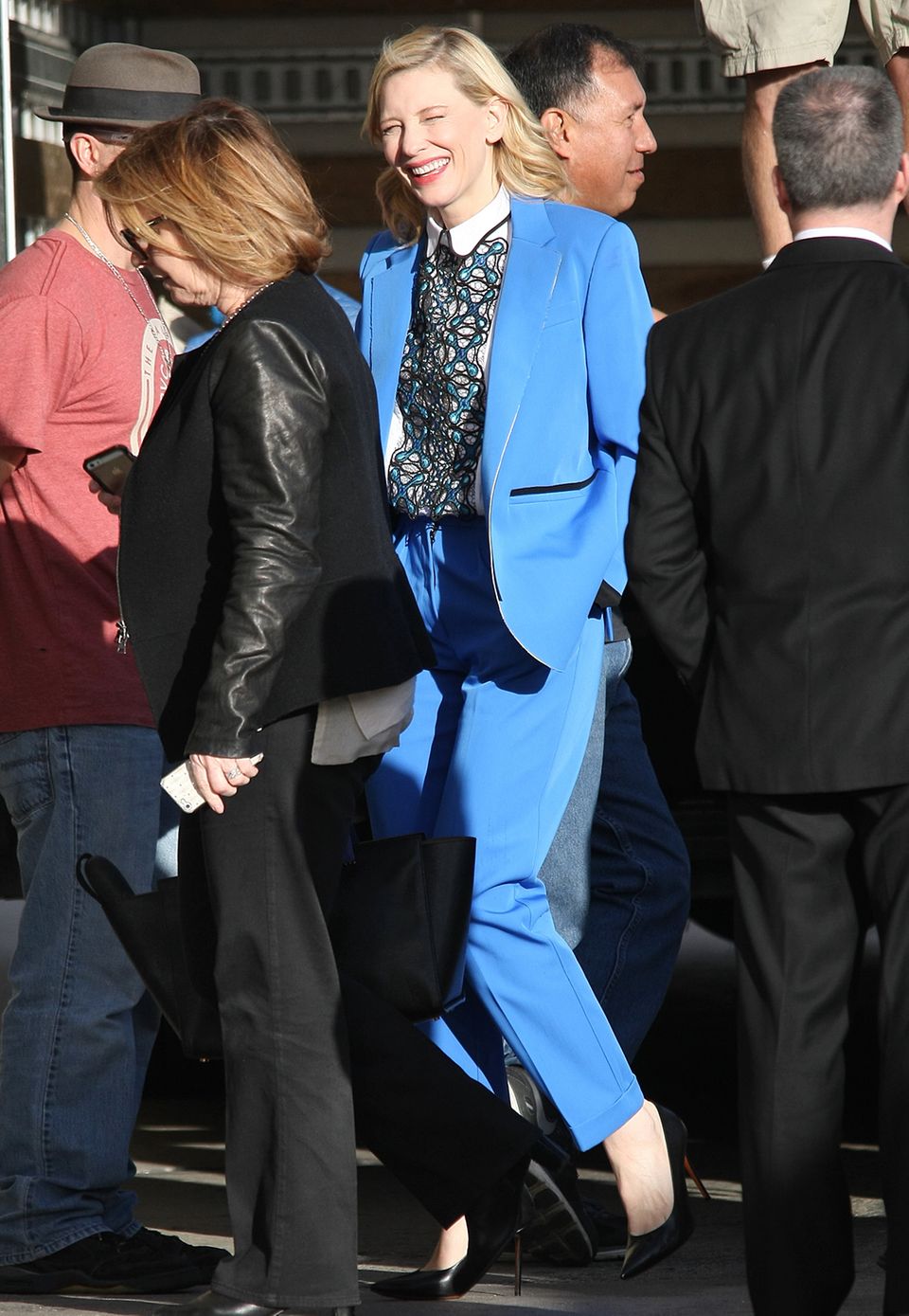 Maskuliner Chic und ein strahlendes Lächeln: Cate Blanchett und ihr blauer Hosenanzug sind in Kombination mit der extravaganten Bluse ein toller Eyecatcher.