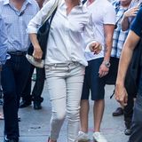 Uma Thurman scheint guten Stil einfach für sich gepachtet zu haben. Mit lockerer Baumwollbluse und schmaler Jeans bekleidet spaziert sie vom Filmset.