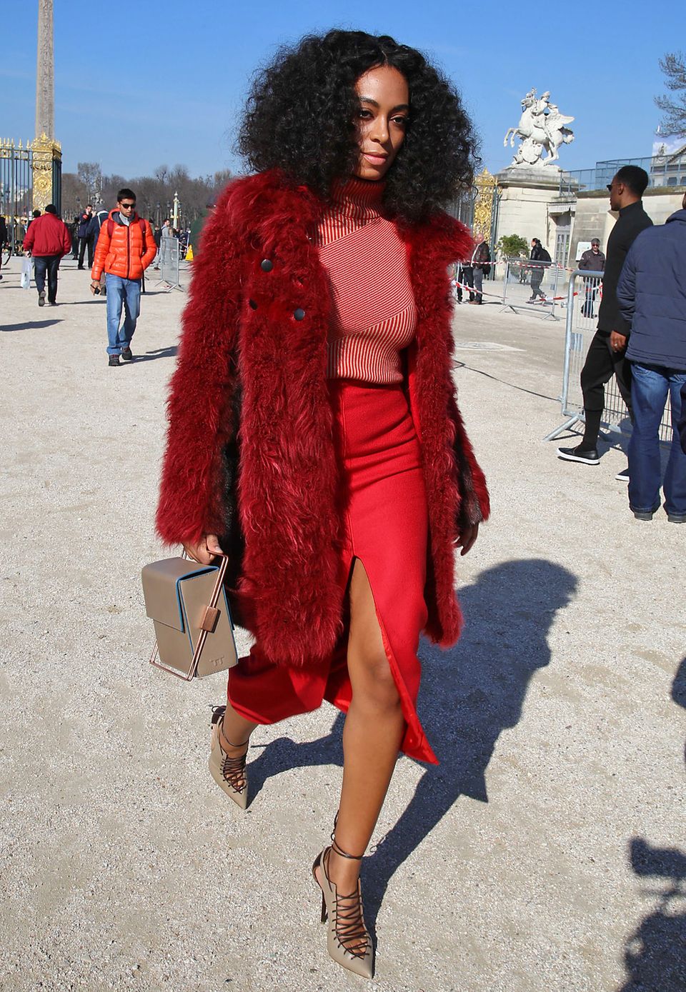 Style-Star Solange Knowles: Auf dem Weg zur Fashion Week in Paris beweist die kleine Schwester von Beyoncé in einem roten Komplettlook Stilgespür. Style-Star Solange Knowles: Auf dem Weg zur Fashion Week in Paris beweist die kleine Schwester von Beyoncé in einem roten Komplettlook Stilgespür.