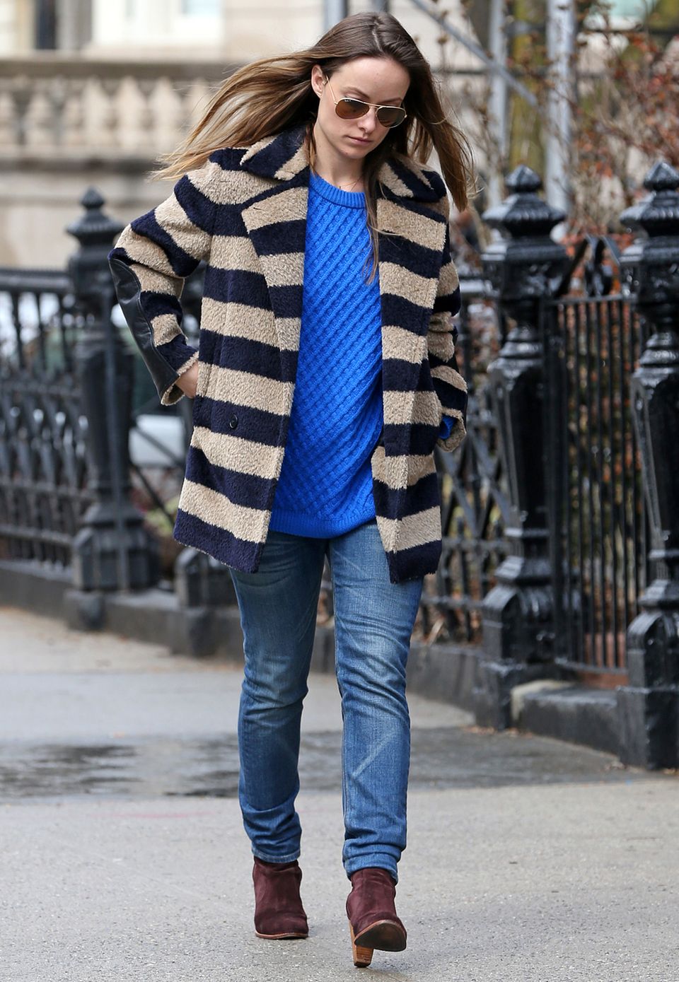 Jeans, Streifen, Knallfarbe - fertig ist der gemütliche Streetstyle von Olivia Wilde., der sich super einfach nachstylen lässt.