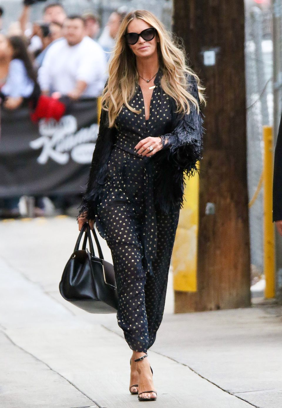Supermodel Elle "The Body" Macpherson hat bei der TV-Show von Jimmy Kimmel ihren stylischen Auftritt mit gold-gepunktetem Jumpsuit und Fransen-Jacke. Supermodel Elle "The Body" Macpherson hat bei der TV-Show von Jimmy Kimmel ihren stylischen Auftritt mit gold-gepunktetem Jumpsuit und Fransen-Jacke.