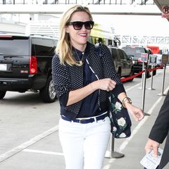 Weiße Hosen sind nur etwas für den Sommer. Reese Witherspoon kombiniert diese ganz maritim mit dunkelblauer Bluse und passendem Pünktchen-Cardigan.