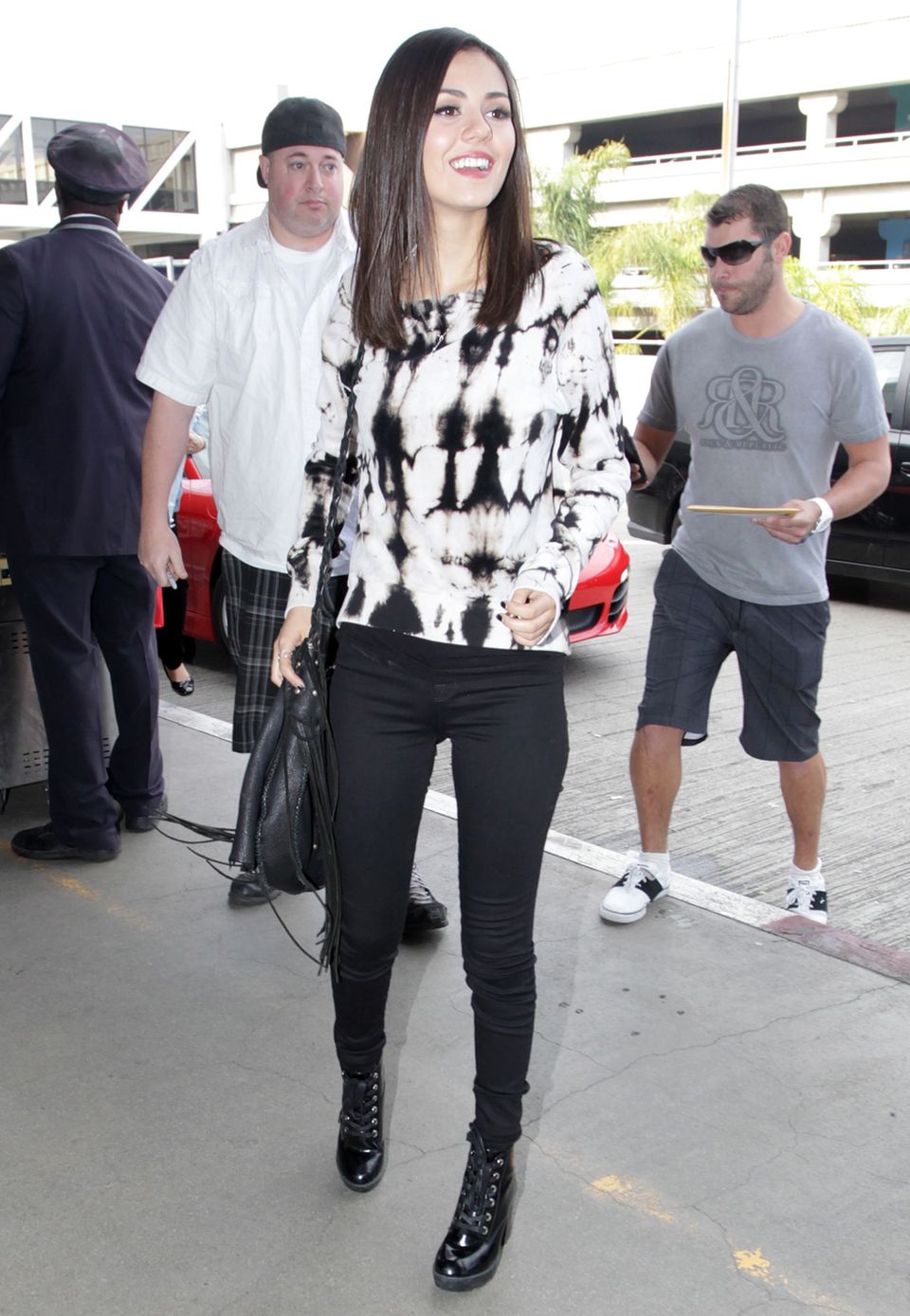 Ein bisschen Batik, ein paar Fransen, fertig ist der modische Streetstyle von Victoria Justice. Ein bisschen Batik, ein paar Fransen, fertig ist der modische Streetstyle von Victoria Justice.