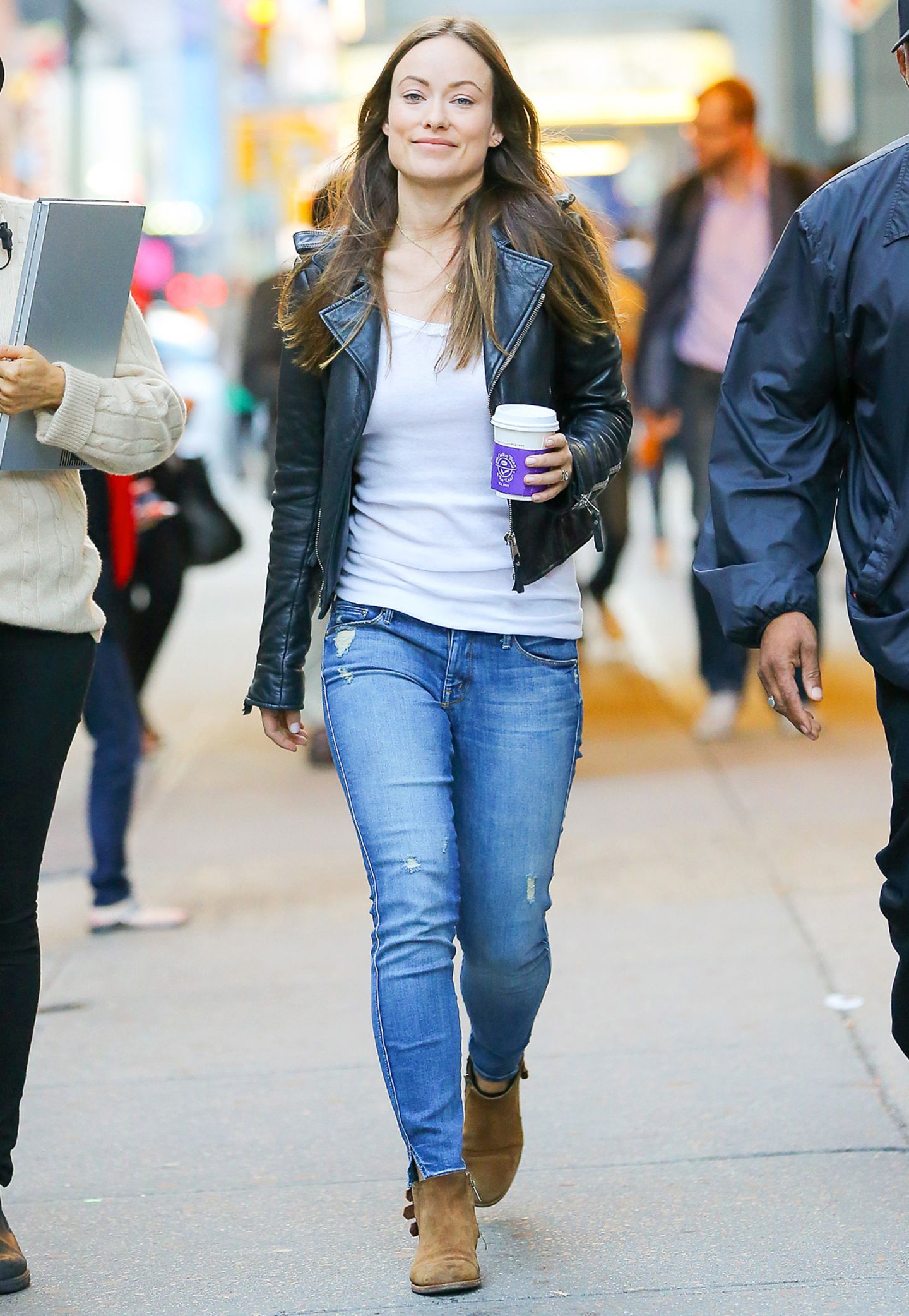Olivia Wilde liebt den unkomplizierten Freizeit-Look. Zur Skinny Jeans trägt sie braune Booties, ein weißes Shirt und eine stylische Glattlederjacke.