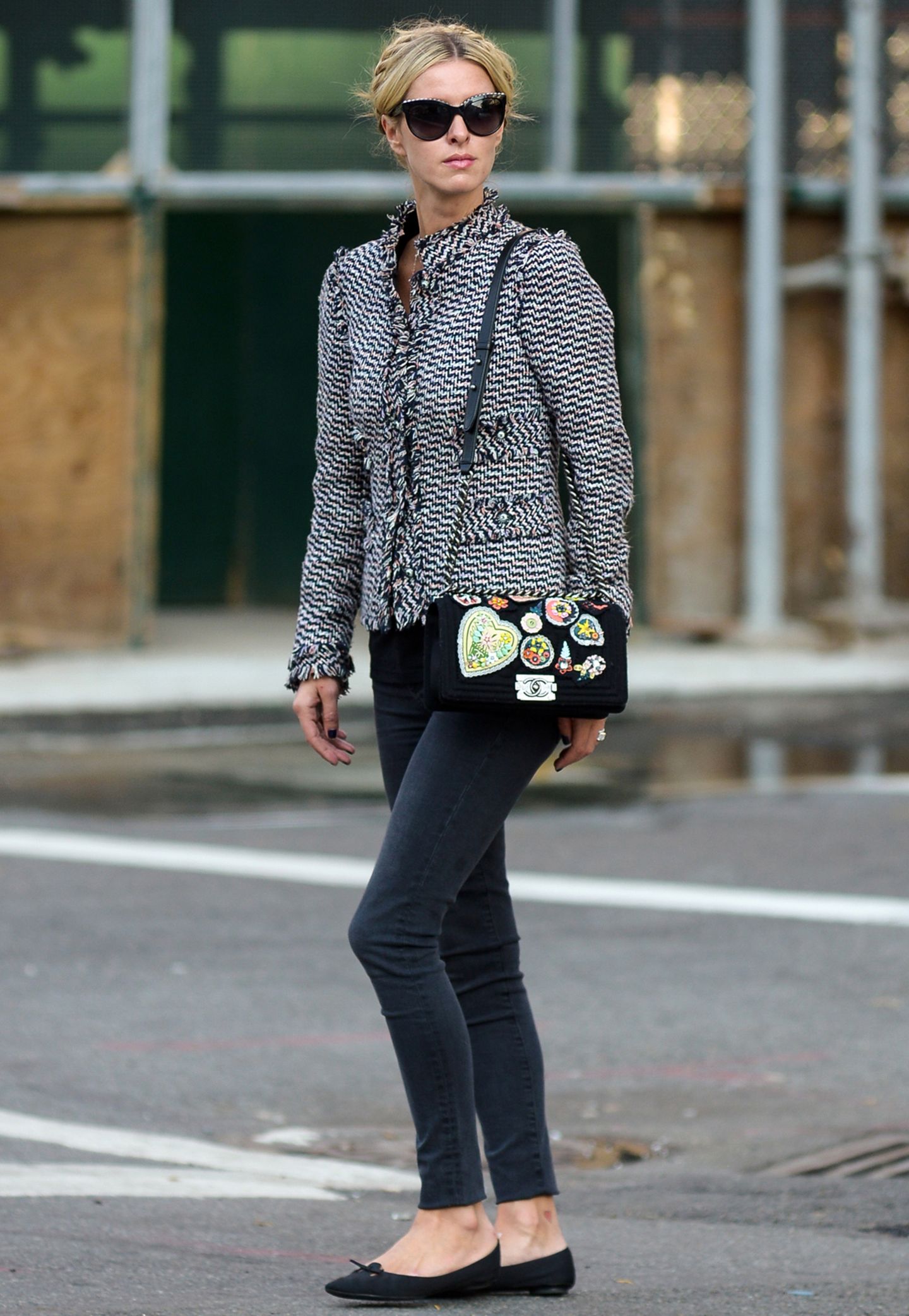 Chanel und Denim lassen sich ganz wunderbar vereinbaren: Hotelerbin Nicky Hilton trägt den lässigen Streetstyle bei einem Shoppingbummel in New York.